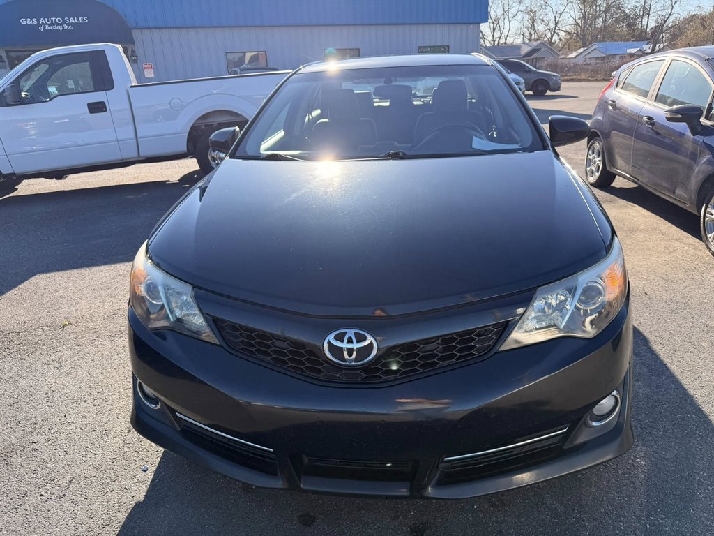 2013 Toyota Camry SE's photo